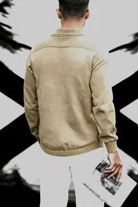 Detailansicht der Rückseite eines khakifarbenen Herren-Strickkardigans mit Schalkragen-Design