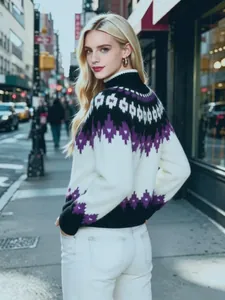 Dettaglio del motivo geometrico Fair Isle su un elegante maglione bianco a dolcevita