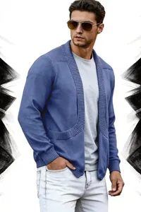 Detailaufnahme einer blauen Herren-Strickjacke mit Schalkragen und Rippmuster.