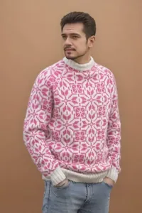 Vue détaillée du motif jacquard rose et blanc complexe sur un pull en tricot de style rétro.