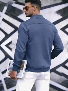 Detailansicht der Rückseite einer blauen Herrenstrickjacke mit Schalkragen-Design.