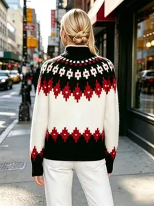 Vista posteriore di un maglione Fair Isle a collo alto con motivi geometrici rossi e neri.