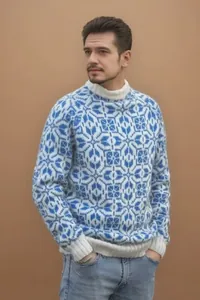 Gros plan d'un pull en maille jacquard bleu et blanc rétro porté par un mannequin