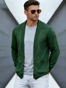 Detailansicht einer stilvollen dunkelgrünen Herren-Strickjacke mit modischem Schalkragen