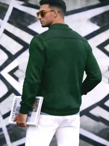 Rückansicht einer dunkelgrünen Strickjacke für Herren mit Schalkragen und Rippstrick