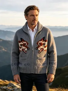 Detailansicht eines grauen Strick-Cardigans für Herren mit Fuchs-Jacquard-Mustern