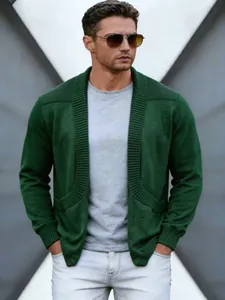 Vorderansicht einer stylischen dunkelgrünen Herren-Strickjacke mit Schalkragen