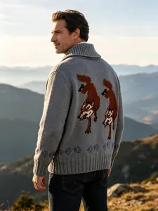 Detaillierte Rückansicht der grauen Strickjacke für Herren mit Fuchs-Jacquard-Muster