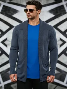 Detailansicht der Strickstruktur und des Schalkragens an diesem grauen Herren-Cardigan