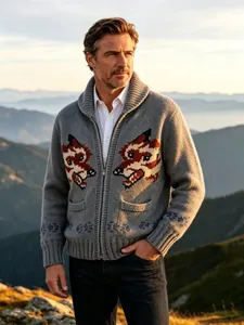 Detail einer grauen Strickjacke für Herren mit symmetrischen Fuchs-Jacquard-Mustern