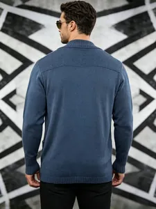 Rückansicht eines blauen Herrenstrick-Cardigans mit Schalkragen und Texturdetails