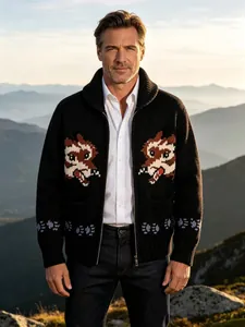 Detailansicht der hochwertigen schweren Strickjacke mit Fuchs-Jacquard-Muster am Modell.