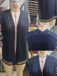 Dettaglio di un cardigan in maglia traforata blu navy con eleganti maniche a righe