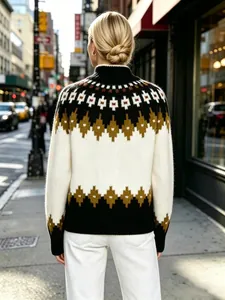 Vista posteriore dettagliata di un maglione jacquard Fair Isle con motivi a rombi in città