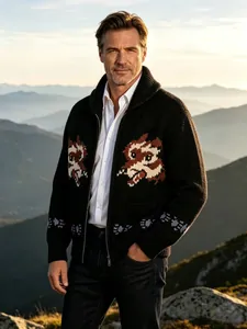 Detailaufnahme des dick gestrickten Fuchs-Intarsienmusters der Herren-Strickjacke