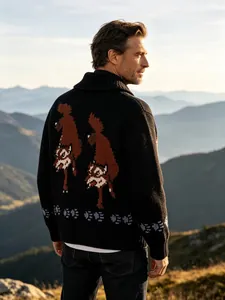 Detailansicht eines schwarzen Strick-Cardigans für Herren mit Fuchs-Intarsienmuster.
