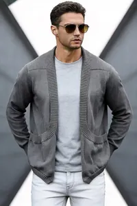 Herren Strickjacke in Grau mit Schalkragen und strukturierten Schultern im Detail
