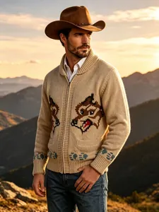 Detailansicht eines grob gestrickten Herren-Cardigans mit Fuchs-Jacquard und Schalkragen