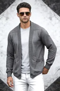 Detailansicht einer grauen Strickjacke für Herren mit Schalkragen und Texturdesign