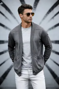 Detailansicht eines grauen Herren-Strickcardigans mit Schalkragen und Taschen