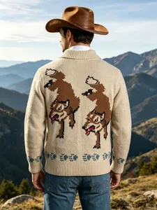 Detailansicht der Rückseite einer beigen Herren-Strickjacke mit zwei Fuchs-Jacquardmustern