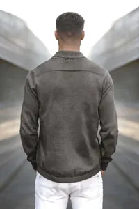 Detaillierte Rückansicht einer lässigen olivgrünen Strickjacke mit Schalkragen für Herren