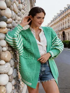 Cardigan in maglia verde ampia con dettagli traforati e maniche a righe bianche stile casual