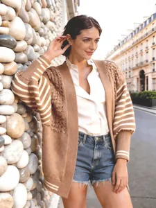 Cardigan in maglia traforata da donna con maniche a righe marroni, chic