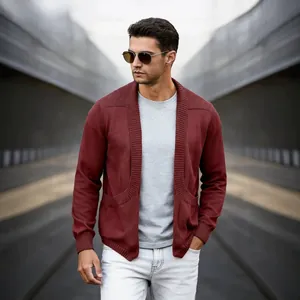 Stilvolle weinrote Herren-Strickjacke mit Schalkragen für die lässige Herbstmode im Alltag