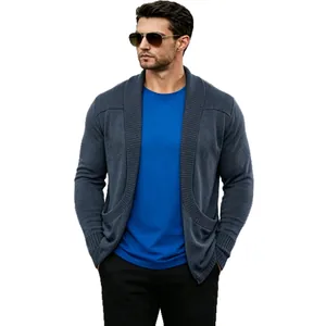 Lässige Herren Strickjacke mit Schalkragen und Taschen in modernem Dunkelgrau