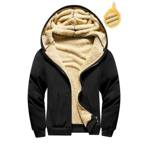Gros plan de la veste d'hiver noire pour hommes avec doublure épaisse en sherpa beige