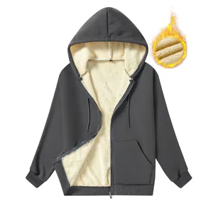 Détail de la doublure épaisse en polaire sherpa crème dans une veste à capuche grise