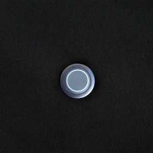 Detalle macro del botón inteligente de control de temperatura LED en sudadera térmica