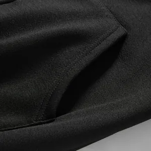 Détail macro de haute qualité des coutures de poche sur un sweat à capuche noir doublé polaire