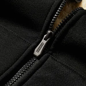 Gros plan macro d'une fermeture éclair noire sur un sweat à capuche chaud doublé de polaire