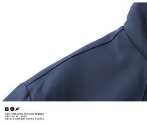 Primo piano della giacca blu navy da uomo con cuciture sulle spalle e trama del tessuto