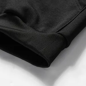 Gros plan du poignet côtelé d'un sweat à capuche noir pour homme en polaire épaisse