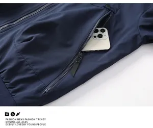 Dettaglio della tasca laterale con zip su una giacca leggera da uomo colore blu scuro