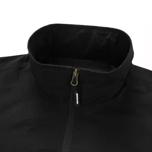 Primer plano de chaqueta cortavientos negra para hombre con cuello alto y cremallera