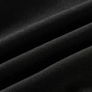 Gros plan détaillé de la texture d'un tissu polaire noir avec des plis doux et denses