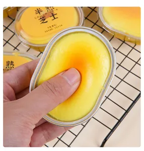 Primer plano de la textura suave de un juguete blando con forma de tarta de queso PU.