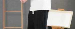 Détail du pantalon large en coton et lin pour homme avec cordon de serrage et poches.