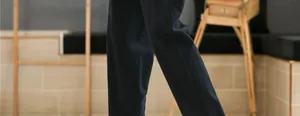 Vue détaillée d'un pantalon en coton et lin bleu marine pour hommes, coupe ample d'été