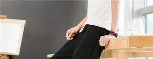 Détail du pantalon en lin noir ample pour homme de style chinois moderne