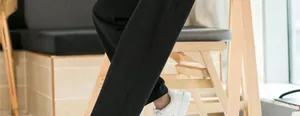 Vue détaillée du tissu et de la coupe d'un pantalon décontracté en lin noir homme