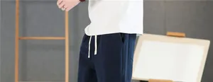 Détail du pantalon sarouel en coton et lin bleu marine avec taille élastique