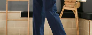 Gros plan du pantalon large en coton et lin pour homme montrant la texture du tissu de qualité.