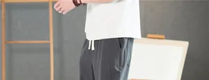 Gros plan d'un pantalon décontracté pour homme en coton et lin gris avec cordon de serrage