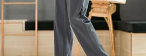 Détail du pantalon large en coton et lin pour homme montrant la texture du tissu