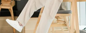 Vue détaillée d'un pantalon décontracté en coton et lin beige avec une coupe large